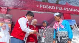 Telkomsel memperkuat komitmennya dalam melayani pelanggan dengan menghadirkan Posko Siaga Haji di Asrama Haji Batam Center dan Asrama Haji Padang. Foto: Istimewa