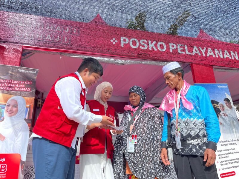 Telkomsel memperkuat komitmennya dalam melayani pelanggan dengan menghadirkan Posko Siaga Haji di Asrama Haji Batam Center dan Asrama Haji Padang. Foto: Istimewa
