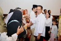 Amsakar Achmad- Li Claudia Chandra, saat silaturahmi dengan tokoh masyarakat Kecamatan Bengkong, Lubuk Baja, Batam Kota, Nongsa, dan Batuampar di Golden Prawn 933 Bengkong, Rabu (6/5/2026) malam. Foto: Humas Dskominfo Batam