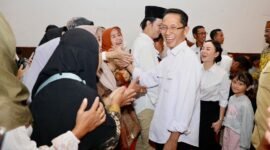Amsakar Achmad- Li Claudia Chandra, saat silaturahmi dengan tokoh masyarakat Kecamatan Bengkong, Lubuk Baja, Batam Kota, Nongsa, dan Batuampar di Golden Prawn 933 Bengkong, Rabu (6/5/2026) malam. Foto: Humas Dskominfo Batam