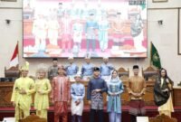 Wali Kota Batam, Amsakar Achmad, serta pimpinan DPRD Batam dan Ketua Pansus Ranperda LAM bersama peraga busana Melayu Kepri Kota Batam saat Sidang Paripurna di DPRD Batam, Jumat (8/5/2026). HUMAS DISKOMINFO BATAM / RUMAWI