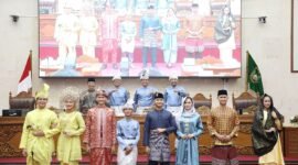 Wali Kota Batam, Amsakar Achmad, serta pimpinan DPRD Batam dan Ketua Pansus Ranperda LAM bersama peraga busana Melayu Kepri Kota Batam saat Sidang Paripurna di DPRD Batam, Jumat (8/5/2026). HUMAS DISKOMINFO BATAM / RUMAWI