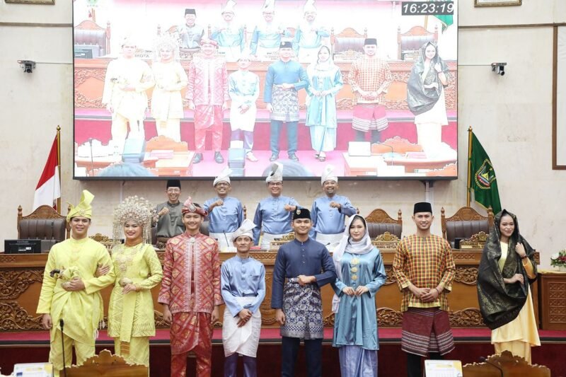 Wali Kota Batam, Amsakar Achmad, serta pimpinan DPRD Batam dan Ketua Pansus Ranperda LAM bersama peraga busana Melayu Kepri Kota Batam saat Sidang Paripurna di DPRD Batam, Jumat (8/5/2026). HUMAS DISKOMINFO BATAM / RUMAWI
