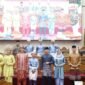 Wali Kota Batam, Amsakar Achmad, serta pimpinan DPRD Batam dan Ketua Pansus Ranperda LAM bersama peraga busana Melayu Kepri Kota Batam saat Sidang Paripurna di DPRD Batam, Jumat (8/5/2026). HUMAS DISKOMINFO BATAM / RUMAWI