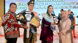 Arya Saputra dan Keizia Hirano terpilih sebagai Duta Wisata Encik dan Puan Kota Batam 2026 dalam grand final di Ballroom Harmoni One, Batamcentre, Sabtu (9/5/2026) malam. Foto: Humas Diskominfo Batam