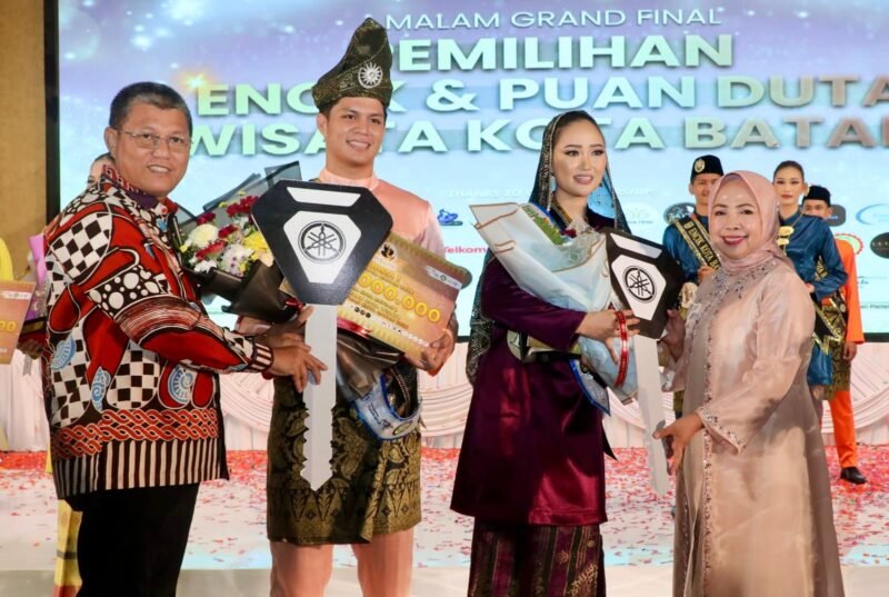 Arya Saputra dan Keizia Hirano terpilih sebagai Duta Wisata Encik dan Puan Kota Batam 2026 dalam grand final di Ballroom Harmoni One, Batamcentre, Sabtu (9/5/2026) malam. Foto: Humas Diskominfo Batam