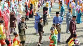 Sebanyak 5.120 pelajar SD dan SMP se-Kota Batam memadati Dataran Engku Putri, Batamcentre, Senin (11/5/2026), untuk menampilkan tari massal Zapin Ngenang. Foto: Humas Diskominfo Batam