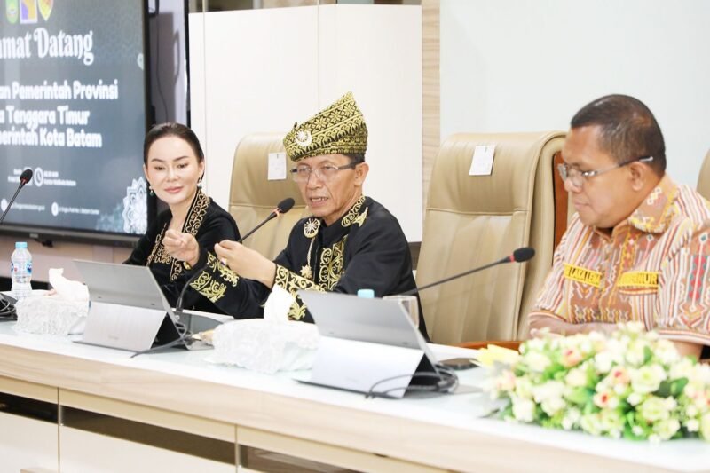 Wali Kota dan Wakil Wali Kota Batam, Amsakar Achmad dan Li Claudia Chandra, menerima kunjungan Gubernur NTT, Emanuel Melkiades Laka Lena, di Kantor Wali Kota Batam, Senin (11/5/2026). Foto: Humas Diskominfo Batam