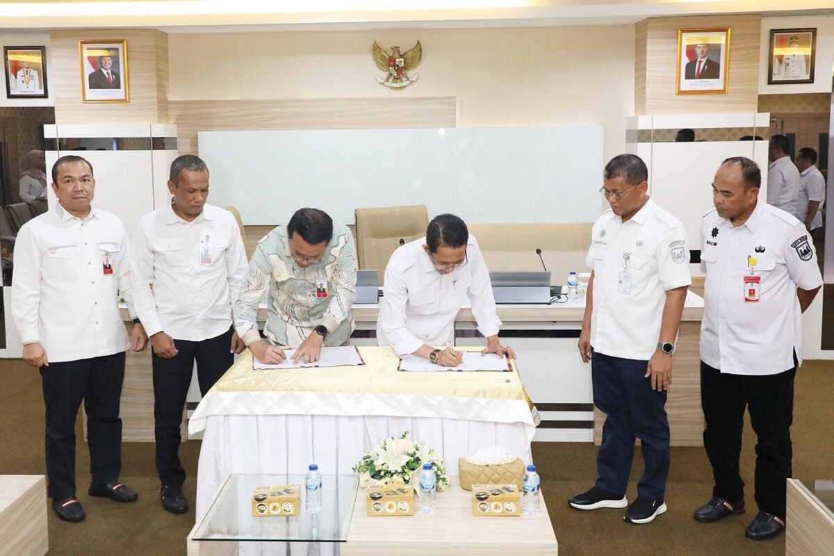 Penandatanganan kesepakatan bersama antara Pemko Batam dan PT Bank Riau Kepri Syariah (BRK Syariah)  di Kantor Wali Kota Batam, Selasa (19/5/2026). Foto: Humas Diskominfo Batam