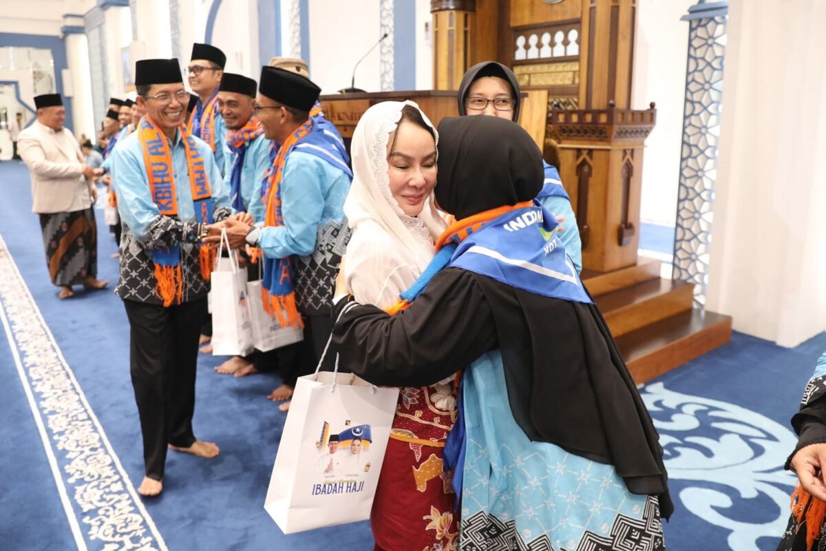 Wali Kota dan Wakil Wali Kota Batam, Amsakar Achmad dan Li Claudia Chandra, menyalami Jemaah Calon Haji Batam saat pelepasan keberangkatan di Masjid Agung Raja Hamidah Batamcentre, Rabu (20/5/2026) malam. Foto: Humas Diskominfo Batam
