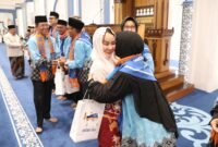Wali Kota dan Wakil Wali Kota Batam, Amsakar Achmad dan Li Claudia Chandra, menyalami Jemaah Calon Haji Batam saat pelepasan keberangkatan di Masjid Agung Raja Hamidah Batamcentre, Rabu (20/5/2026) malam. Foto: Humas Diskominfo Batam