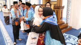 Wali Kota dan Wakil Wali Kota Batam, Amsakar Achmad dan Li Claudia Chandra, menyalami Jemaah Calon Haji Batam saat pelepasan keberangkatan di Masjid Agung Raja Hamidah Batamcentre, Rabu (20/5/2026) malam. Foto: Humas Diskominfo Batam