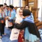 Wali Kota dan Wakil Wali Kota Batam, Amsakar Achmad dan Li Claudia Chandra, menyalami Jemaah Calon Haji Batam saat pelepasan keberangkatan di Masjid Agung Raja Hamidah Batamcentre, Rabu (20/5/2026) malam. Foto: Humas Diskominfo Batam