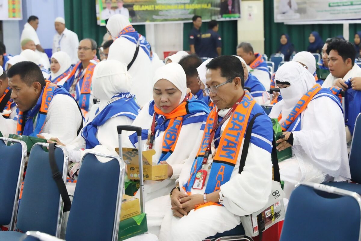Wali Kota Batam, Amsakar Achmad, bersama Ketua TP-PKK Batam, Erlita Amsakar, berbaur bersama JCH Kloter 25 Embarkasi Batam saat pelepasan JCH di Asrama Haji Batam, Kamis (21/5/2026). Foto: Humas Diskominfo Batam