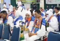 Wali Kota Batam, Amsakar Achmad, bersama Ketua TP-PKK Batam, Erlita Amsakar, berbaur bersama JCH Kloter 25 Embarkasi Batam saat pelepasan JCH di Asrama Haji Batam, Kamis (21/5/2026). Foto: Humas Diskominfo Batam