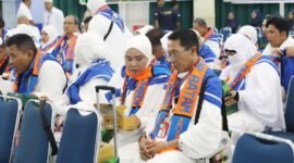 Wali Kota Batam, Amsakar Achmad, bersama Ketua TP-PKK Batam, Erlita Amsakar, berbaur bersama JCH Kloter 25 Embarkasi Batam saat pelepasan JCH di Asrama Haji Batam, Kamis (21/5/2026). Foto: Humas Diskominfo Batam