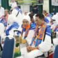 Wali Kota Batam, Amsakar Achmad, bersama Ketua TP-PKK Batam, Erlita Amsakar, berbaur bersama JCH Kloter 25 Embarkasi Batam saat pelepasan JCH di Asrama Haji Batam, Kamis (21/5/2026). Foto: Humas Diskominfo Batam