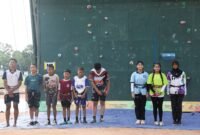 Atlet muda Batam mengikuti seleksi O2SN cabang olahraga panjat tebing Tingkat Kota Batam Tahun 2026 di Lapangan Batalyon Infanteri 136/Tuah Sakti, Senin (25/5/2026). Foto: Istimewa