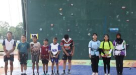 Atlet muda Batam mengikuti seleksi O2SN cabang olahraga panjat tebing Tingkat Kota Batam Tahun 2026 di Lapangan Batalyon Infanteri 136/Tuah Sakti, Senin (25/5/2026). Foto: Istimewa