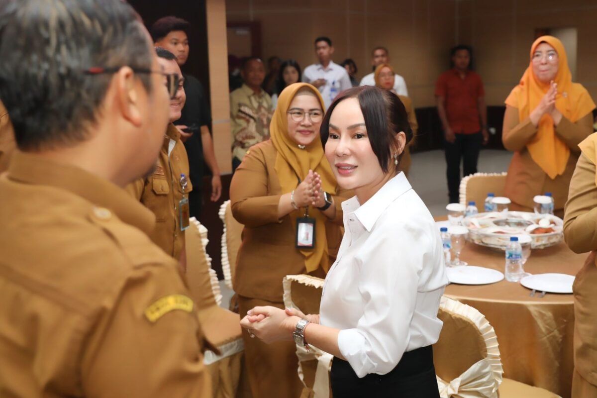 ejumlah pegawai Pemko Batam bersama Forkopimda ikut merayakan HUT ke-54 Plh Wali Kota Batam, Li Claudia Chandra, di Kantor Wali Kota Batam, Senin (25/5/2026). Humas Diskominfo Batam 