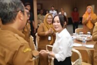 ejumlah pegawai Pemko Batam bersama Forkopimda ikut merayakan HUT ke-54 Plh Wali Kota Batam, Li Claudia Chandra, di Kantor Wali Kota Batam, Senin (25/5/2026). Humas Diskominfo Batam 