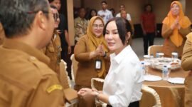 ejumlah pegawai Pemko Batam bersama Forkopimda ikut merayakan HUT ke-54 Plh Wali Kota Batam, Li Claudia Chandra, di Kantor Wali Kota Batam, Senin (25/5/2026). Humas Diskominfo Batam 