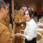 ejumlah pegawai Pemko Batam bersama Forkopimda ikut merayakan HUT ke-54 Plh Wali Kota Batam, Li Claudia Chandra, di Kantor Wali Kota Batam, Senin (25/5/2026). Humas Diskominfo Batam 