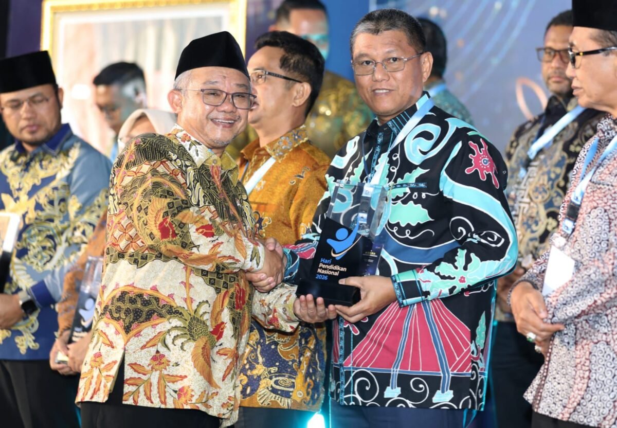 Menteri Pendidikan Dasar dan Menengah Abdul Mu’ti menyerahkan penghargaan itu kepada Sekda Batam Firmansyah di Jakarta, Senin (25/5/2026) malam. Foto: Humas Diskominfo Batam