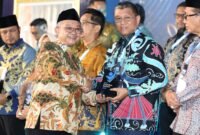 Menteri Pendidikan Dasar dan Menengah Abdul Mu’ti menyerahkan penghargaan itu kepada Sekda Batam Firmansyah di Jakarta, Senin (25/5/2026) malam. Foto: Humas Diskominfo Batam