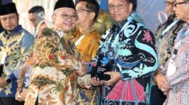 Menteri Pendidikan Dasar dan Menengah Abdul Mu’ti menyerahkan penghargaan itu kepada Sekda Batam Firmansyah di Jakarta, Senin (25/5/2026) malam. Foto: Humas Diskominfo Batam