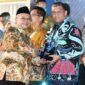 Menteri Pendidikan Dasar dan Menengah Abdul Mu’ti menyerahkan penghargaan itu kepada Sekda Batam Firmansyah di Jakarta, Senin (25/5/2026) malam. Foto: Humas Diskominfo Batam