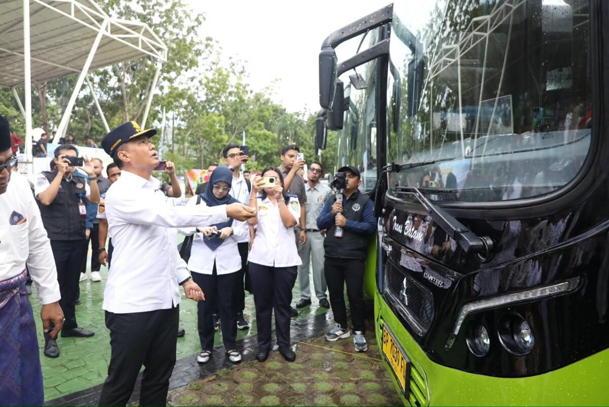 Direktur Jenderal Perhubungan Darat Kementerian Perhubungan RI, Irjen Pol (Purn) Aan Suhanan, melakukan tepung tawar, saat peluncuran 19 armada baru Trans Batam di Dataran Engku Putri, Batam Centre, Selasa (26/5/2026). Foto: Humas Diskominfo Batam
