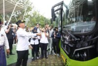 Direktur Jenderal Perhubungan Darat Kementerian Perhubungan RI, Irjen Pol (Purn) Aan Suhanan, melakukan tepung tawar, saat peluncuran 19 armada baru Trans Batam di Dataran Engku Putri, Batam Centre, Selasa (26/5/2026). Foto: Humas Diskominfo Batam