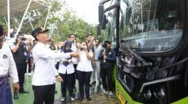 Direktur Jenderal Perhubungan Darat Kementerian Perhubungan RI, Irjen Pol (Purn) Aan Suhanan, melakukan tepung tawar, saat peluncuran 19 armada baru Trans Batam di Dataran Engku Putri, Batam Centre, Selasa (26/5/2026). Foto: Humas Diskominfo Batam