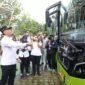Direktur Jenderal Perhubungan Darat Kementerian Perhubungan RI, Irjen Pol (Purn) Aan Suhanan, melakukan tepung tawar, saat peluncuran 19 armada baru Trans Batam di Dataran Engku Putri, Batam Centre, Selasa (26/5/2026). Foto: Humas Diskominfo Batam