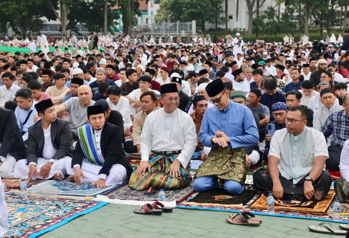 Sekda Batam, Firmansyah, bersama ribuan jemaah menggelar salat Iduladha di Dataran Engku Putri, Batamcentre, Rabu (27/5/2026). Foto: Humas Diskominfo Batam