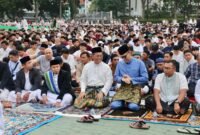 Sekda Batam, Firmansyah, bersama ribuan jemaah menggelar salat Iduladha di Dataran Engku Putri, Batamcentre, Rabu (27/5/2026). Foto: Humas Diskominfo Batam