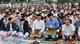Sekda Batam, Firmansyah, bersama ribuan jemaah menggelar salat Iduladha di Dataran Engku Putri, Batamcentre, Rabu (27/5/2026). Foto: Humas Diskominfo Batam