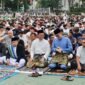 Sekda Batam, Firmansyah, bersama ribuan jemaah menggelar salat Iduladha di Dataran Engku Putri, Batamcentre, Rabu (27/5/2026). Foto: Humas Diskominfo Batam