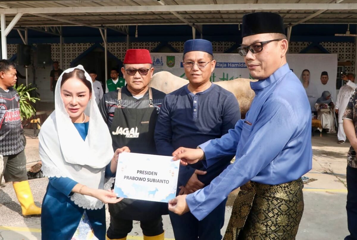 Plh Wali Kota Batam, Li Claudia Chandra, menyerahkan hewan kurban Presiden Republik Indonesia, Prabowo Subianto, di Masjid Agung Raja Hamidah, Batamcentre, Rabu (27/5/2026). Foto: Humas Diskominfo Batam