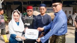 Plh Wali Kota Batam, Li Claudia Chandra, menyerahkan hewan kurban Presiden Republik Indonesia, Prabowo Subianto, di Masjid Agung Raja Hamidah, Batamcentre, Rabu (27/5/2026). Foto: Humas Diskominfo Batam