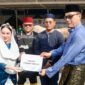 Plh Wali Kota Batam, Li Claudia Chandra, menyerahkan hewan kurban Presiden Republik Indonesia, Prabowo Subianto, di Masjid Agung Raja Hamidah, Batamcentre, Rabu (27/5/2026). Foto: Humas Diskominfo Batam