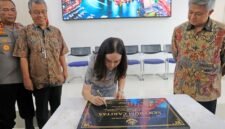Plh Wali Kota Batam Li Claudia saat meresmikan Balai Latihan Kerja dan Pusat Informasi Pekerja Migran milik Caritas Indonesia di Batam, Jumat (29/5/2026). Foto: Humas Diskominfo Batam