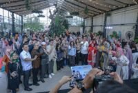 Menkomdigi Meutya Hafid (tengah) berfoto bersama narasumber dan peserta kegiatan IGID Menyapa bertema Gaspol Tolak Judol, Jauhi Judol – Anak Medan Pilih Masa Depan, Bukan Judi Online, di Medan, Sumatra Utara, Rabu (13/5/2026). (Foto: Agus Siswanto/InfoPublik/KPM Kemkomdigi)