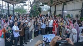 Menkomdigi Meutya Hafid (tengah) berfoto bersama narasumber dan peserta kegiatan IGID Menyapa bertema Gaspol Tolak Judol, Jauhi Judol – Anak Medan Pilih Masa Depan, Bukan Judi Online, di Medan, Sumatra Utara, Rabu (13/5/2026). (Foto: Agus Siswanto/InfoPublik/KPM Kemkomdigi)