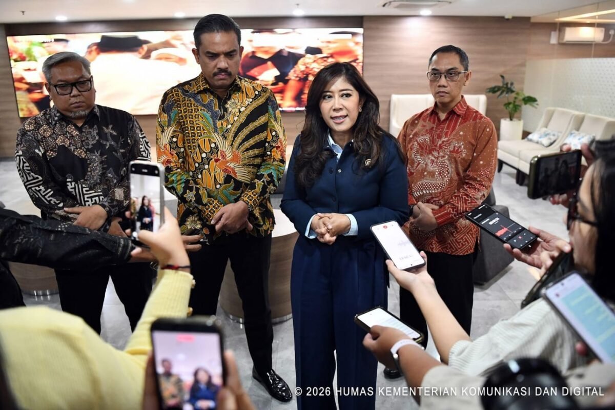 Menteri Komunikasi dan Digital Meutya Hafid bersama Menteri UMKM Maman Abdurahman mengatakan pihaknya mendukung penuh upaya Kementerian UMKM untuk melindungi pelaku UMKM. Platform digital harus berjalan adil dan tidak boleh membebani usaha kecil-menengah serta masyarakat secara sepihak. Foto: Humas Kemkomdigi