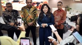 Menteri Komunikasi dan Digital Meutya Hafid bersama Menteri UMKM Maman Abdurahman mengatakan pihaknya mendukung penuh upaya Kementerian UMKM untuk melindungi pelaku UMKM. Platform digital harus berjalan adil dan tidak boleh membebani usaha kecil-menengah serta masyarakat secara sepihak. Foto: Humas Kemkomdigi
