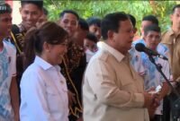 Presiden Prabowo Subianto bersama Menkomdigi Meutya Hafid di SMK Negeri 2, Kabupaten Kepulauan Talaud, Provinsi Sulut, pada Sabtu (9/5/2026). (Tangkapan Layar Youtube BPMI Setpres)