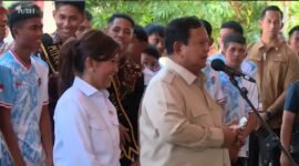 Presiden Prabowo Subianto bersama Menkomdigi Meutya Hafid di SMK Negeri 2, Kabupaten Kepulauan Talaud, Provinsi Sulut, pada Sabtu (9/5/2026). (Tangkapan Layar Youtube BPMI Setpres)