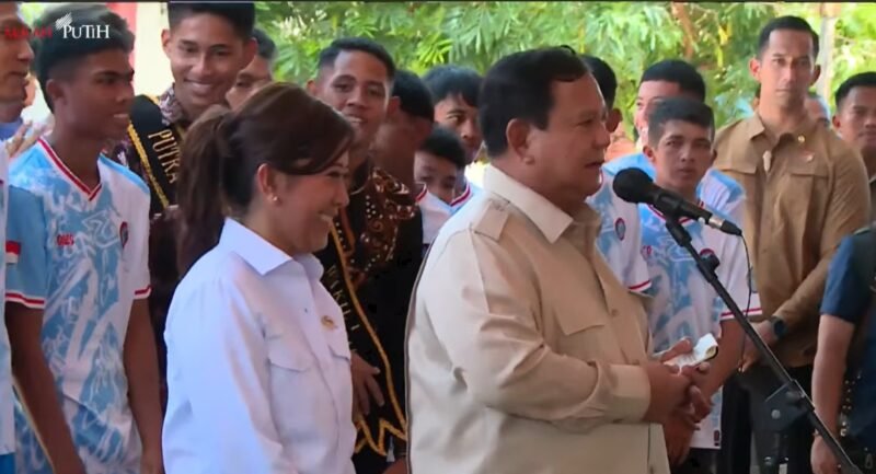 Presiden Prabowo Subianto bersama Menkomdigi Meutya Hafid di SMK Negeri 2, Kabupaten Kepulauan Talaud, Provinsi Sulut, pada Sabtu (9/5/2026). (Tangkapan Layar Youtube BPMI Setpres)